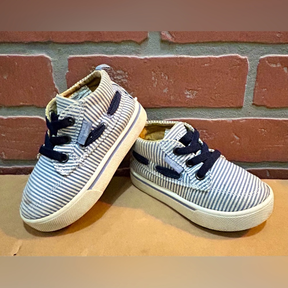 Carter’s boys,toddler mids, pull on blue//white sear sucker sneakers 6 toddler